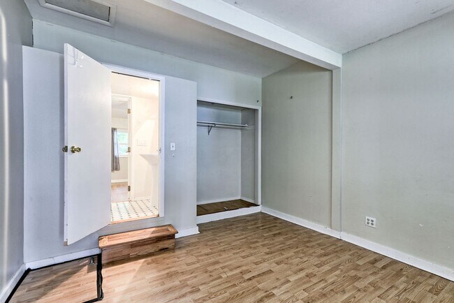 Building Photo - Students Welcome! 3 Bed / 1.5 Bath Ranch Near CSU – Large Fenced Yard | Pets Welcome | Flexible L...
