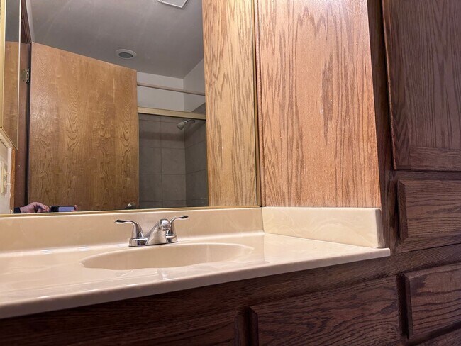 Building Photo - 2BB 2BA Condominium, Utilities Included