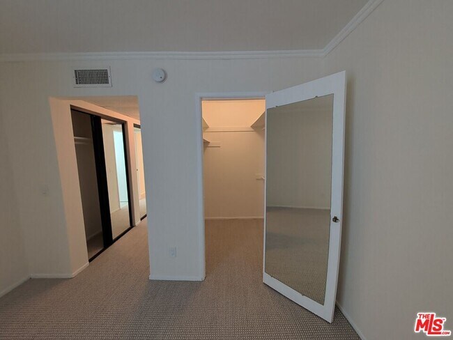 Building Photo - 415 Montana Ave