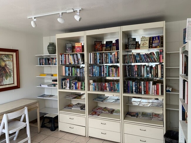 Building Photo - Fully Furnished. Updated. Waikiki (No parking)