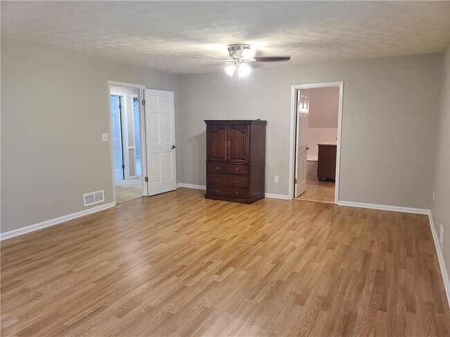 Building Photo - 2520 Riverglenn Cir