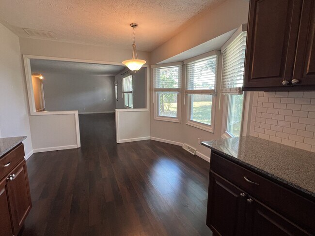 Building Photo - 3 Bedroom and Large Yard in South Springfield