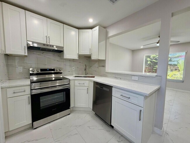 Building Photo - 1652 NE 33rd St