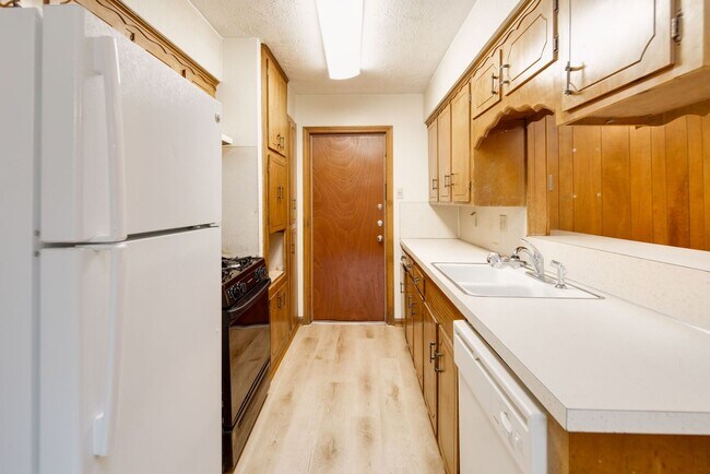 Building Photo - AUGUST PRE-LEASE! 3 bed, 2 bath home in Eastgate!