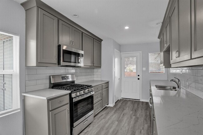 Building Photo - 219 Loma Dr