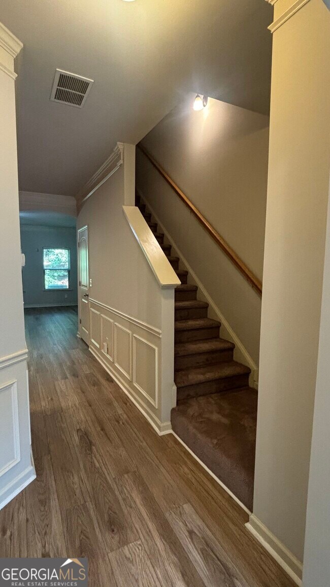 Building Photo - 323 Knelston Oak Dr NE