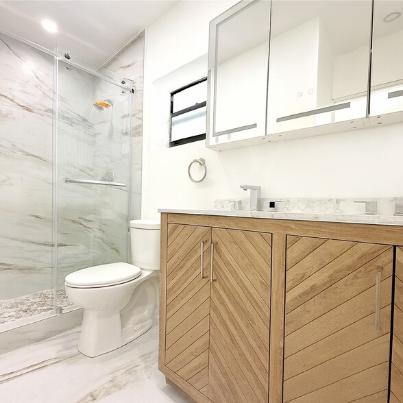 Building Photo - 631 NE 171st St