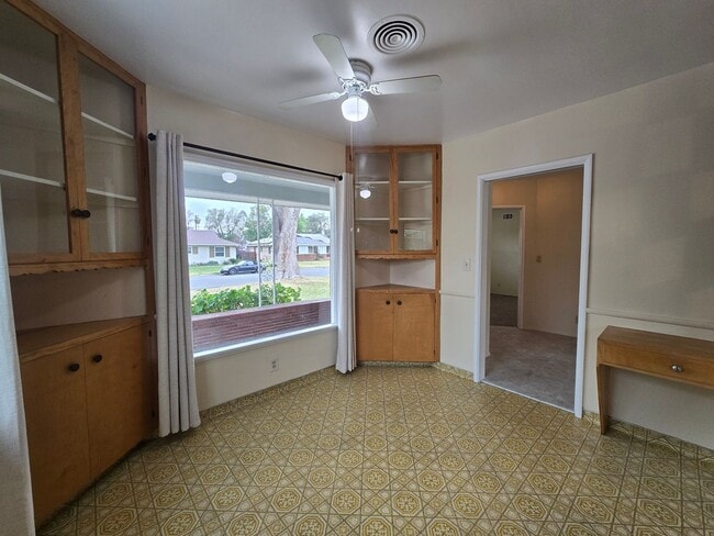 Building Photo - Charming Single Story Home