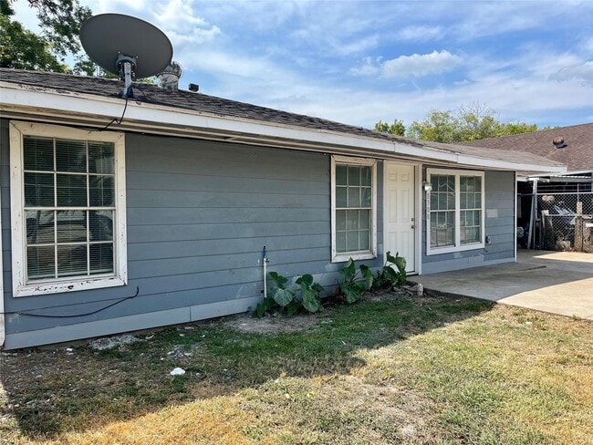 Building Photo - 8308 John St