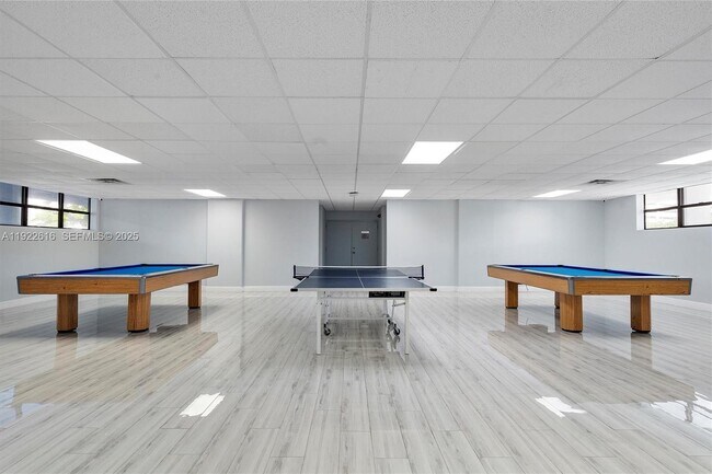 Building Photo - 600 Parkview Dr