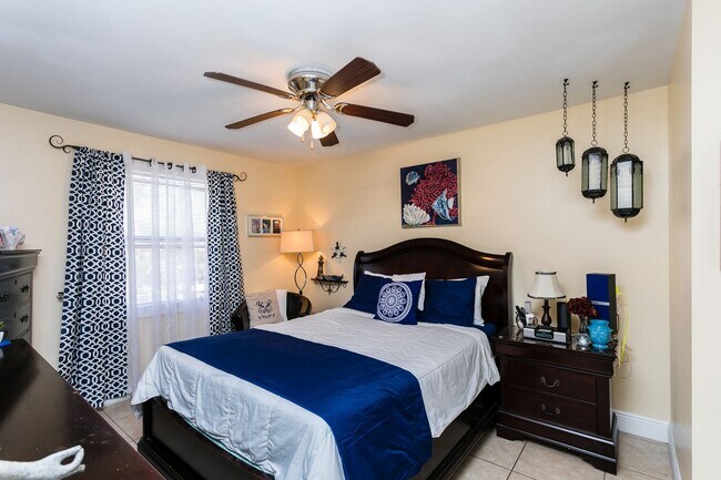 Building Photo - Beautiful Condo with two bedrooms and two full bathrooms across from Celebration, FL