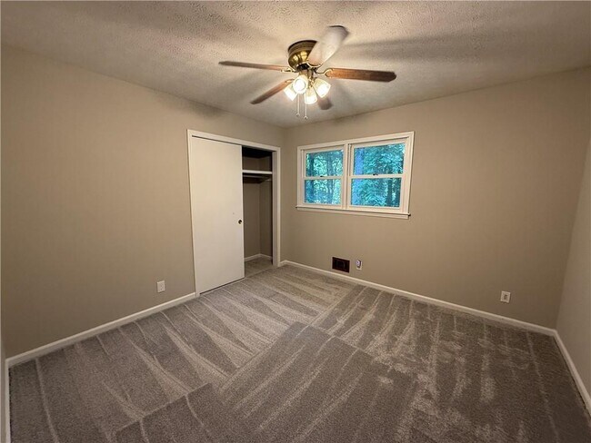 Building Photo - 3155 Oak Dr