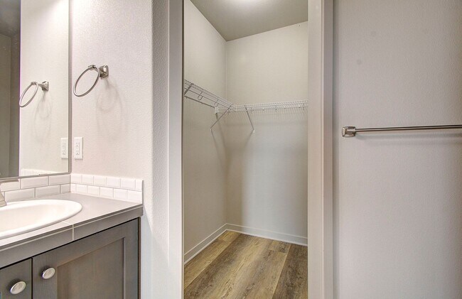 Building Photo - 3bd 2.5ba Daylight Ranch Home on Corner Lot