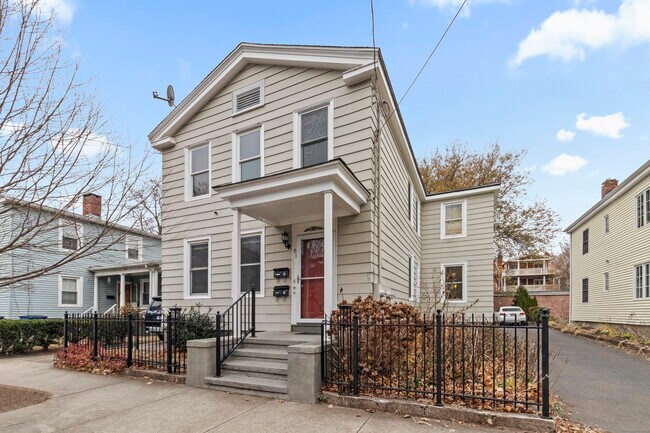 Primary Photo - 61 Lyon St