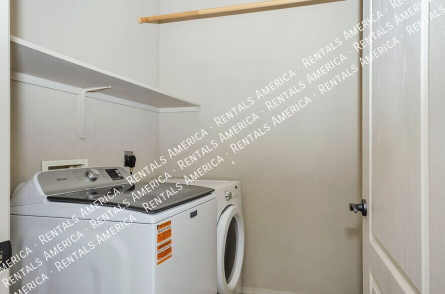 Building Photo - 2550 E River Rd