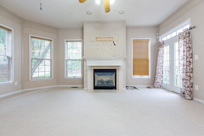 Building Photo - Spacious, Light-Filled Home in the Desirable Broadlands