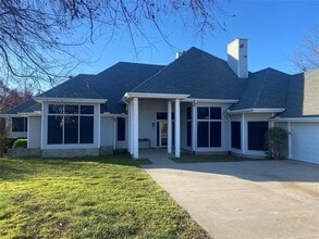 Building Photo - 137 Oakview
