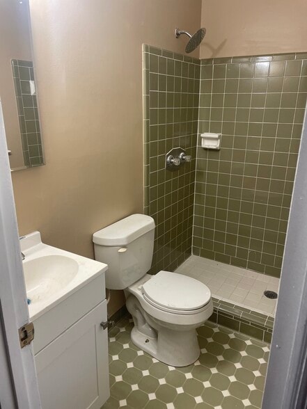 enusite bathroom - 105 Valencia Cir
