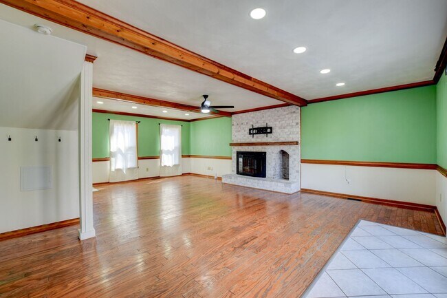 Building Photo - 412 Saddle Ct