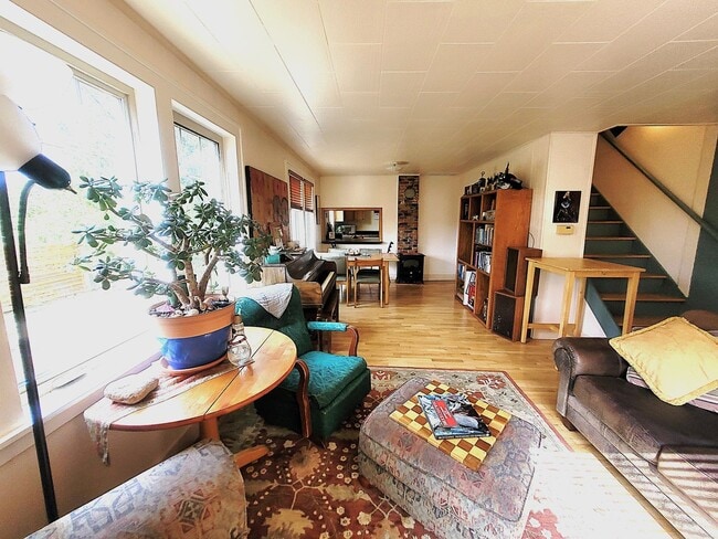 Building Photo - Charming Three Bedroom Home with Large Fen...