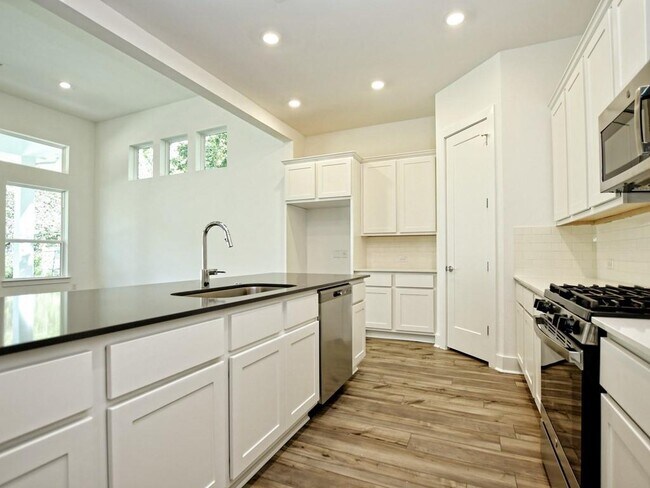 Building Photo - 402 Zennia St