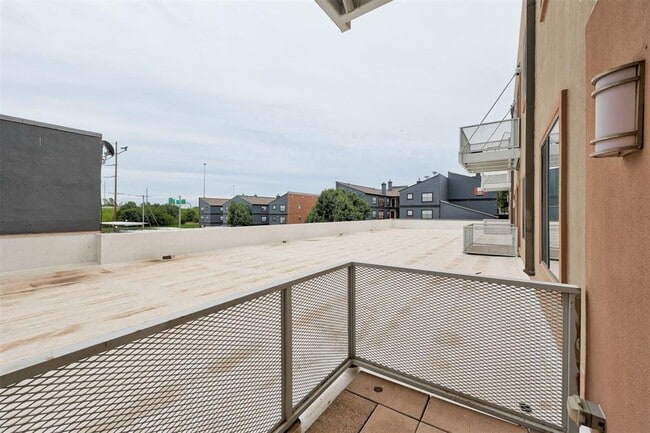 Building Photo - 444 N Central Ave