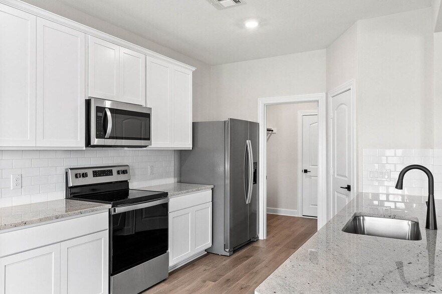 Building Photo - 308 Live Oak Ln