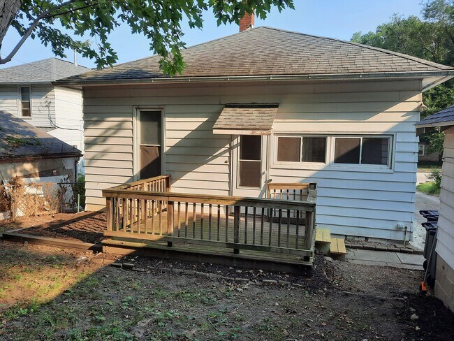 Building Photo - Lovely 3 bedroom 1 bath home