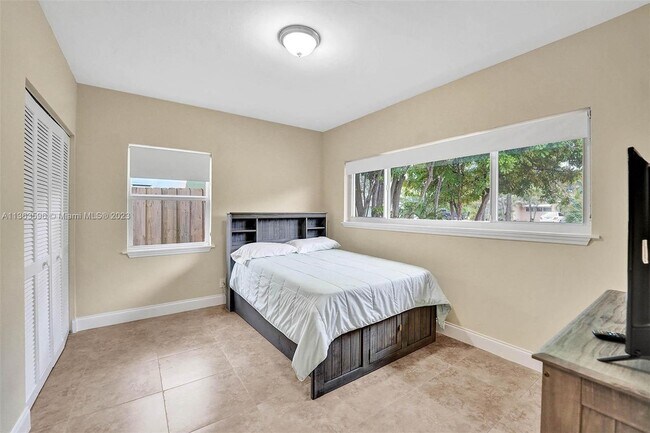 Building Photo - 1524 NE 15th Ave