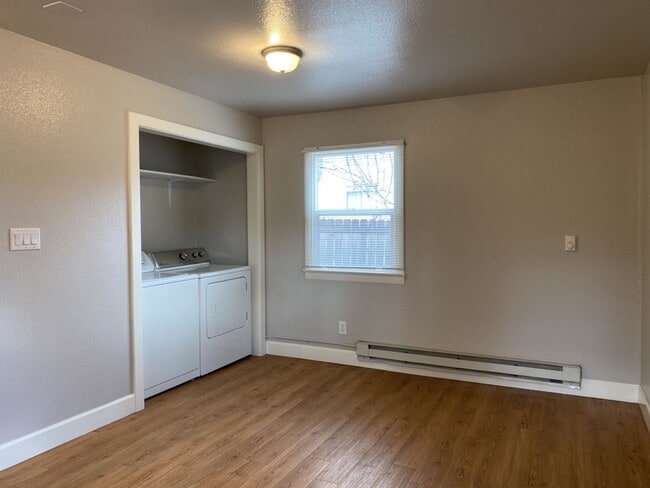 Building Photo - STUDENTS WELCOME! One-Bedroom Bungalow 1 Block from CSU!