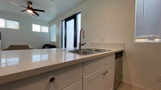 Building Photo - 46551 Linda Flora St