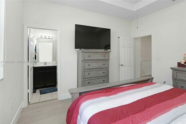 Building Photo - 10628 W 33rd Way