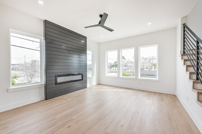 Building Photo - 3808 Ennis St