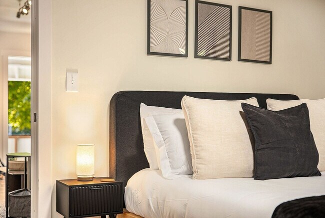 Building Photo - 37 Gold Ave NW