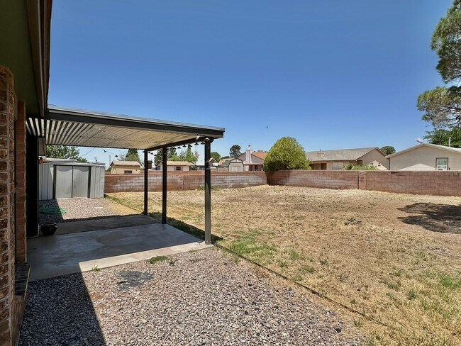 Building Photo - 3 Bdrm/2 Bath Home w/Refrigerated Air Clos...