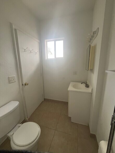 Master bathroom - 812 NW 22nd Pl