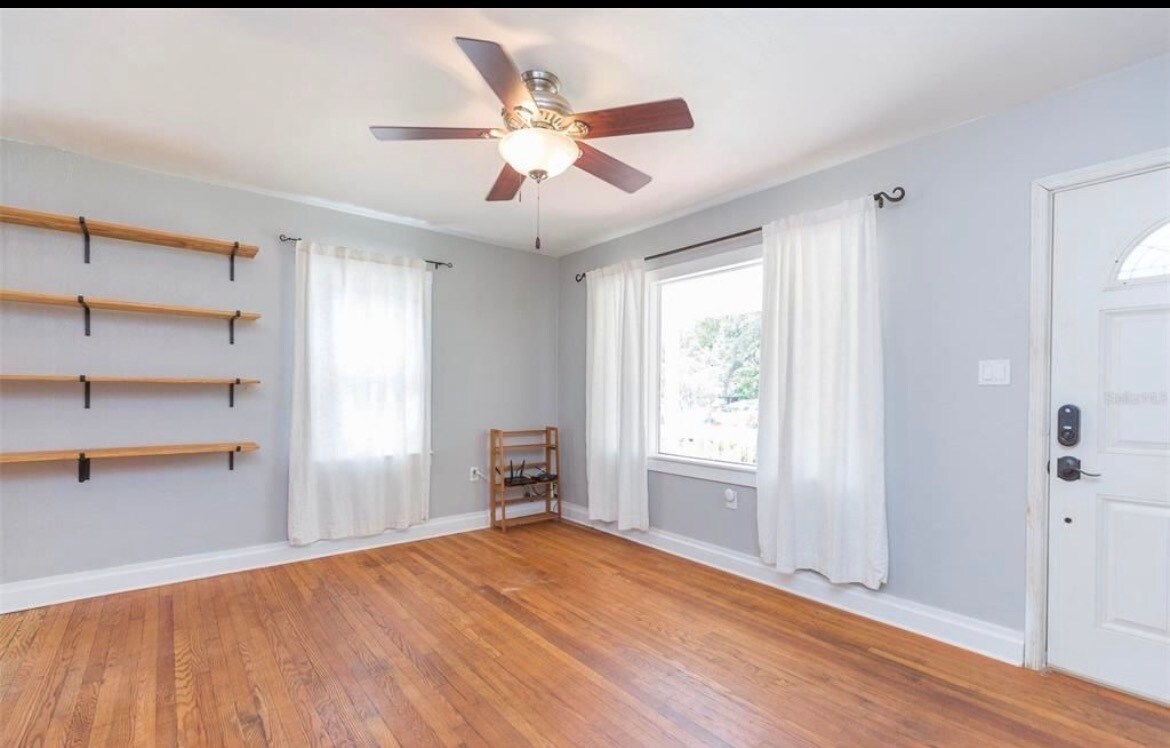 Living room - 1221 E Flora St