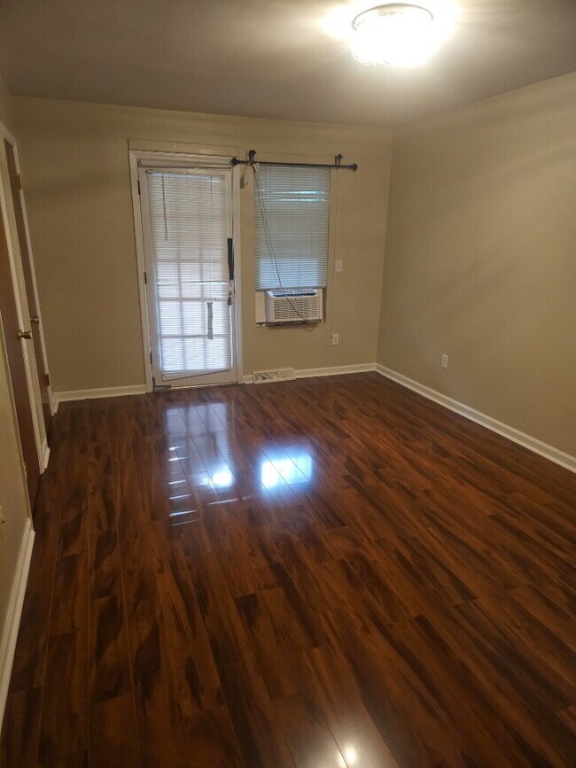 Building Photo - "Charming 2-Bed Townhouse Retreat on Fleming Road – Spacious Comfort in Charleston!"