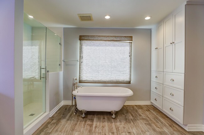 Building Photo - Gorgeous Home in Old Towne Orange