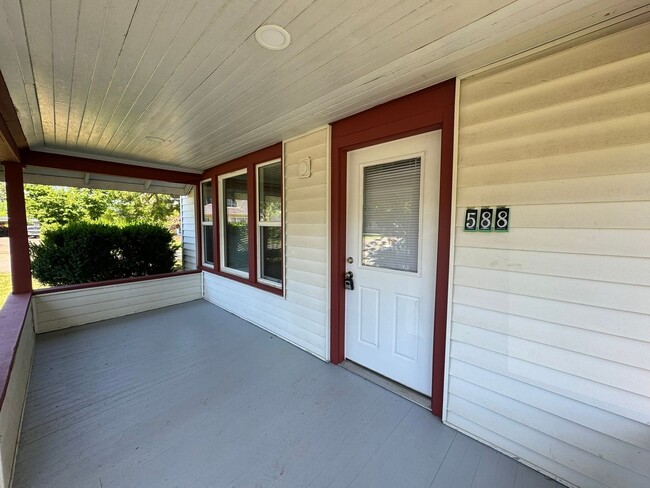 Building Photo - Great 3 bed/2 bath with tons of character!