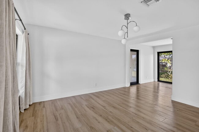 Building Photo - 4329 SW 49th Ct