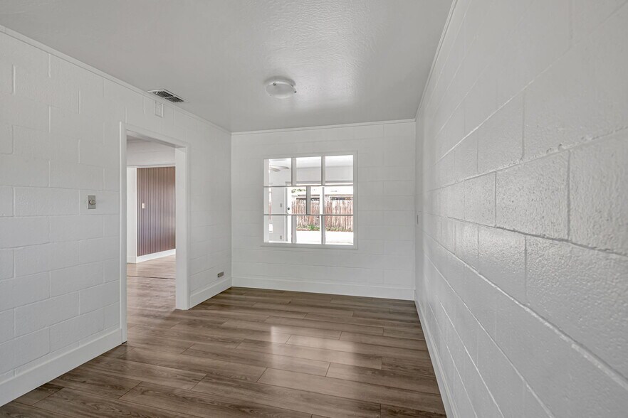 Building Photo - 5400 Valletta Way