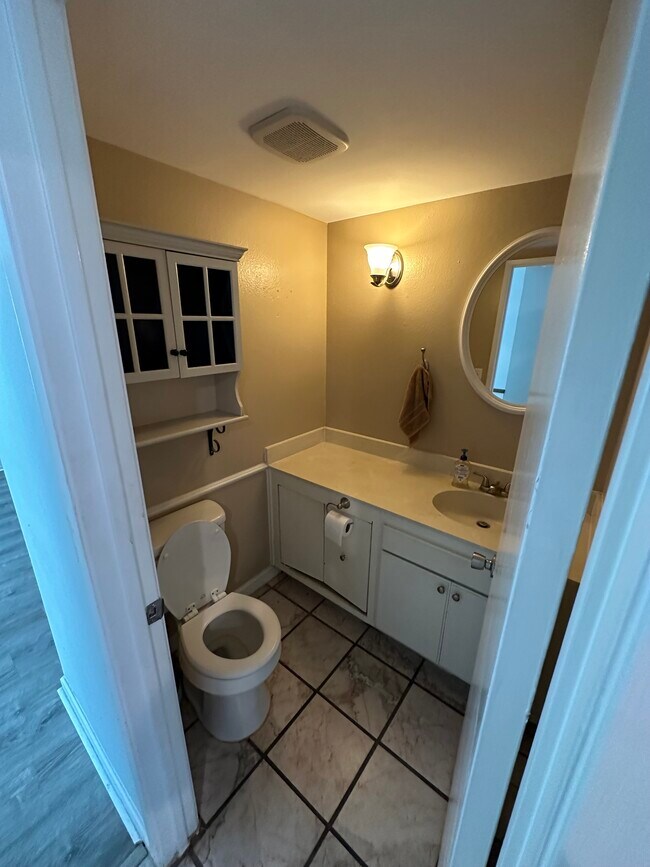 Building Photo - 917 W State St