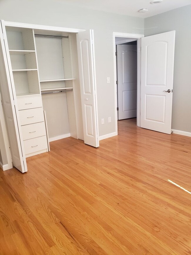 Building Photo - Beautiful Remodeled 3x2 Home in Sunland Pa...