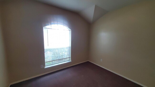 Building Photo - Spacious Lancaster Home!  Move in ready