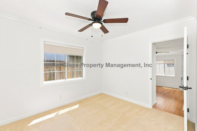 Building Photo - Rare Gated Orange Park Acres 3 Bedroom Property Featuring a Commercial Workshop & Studio