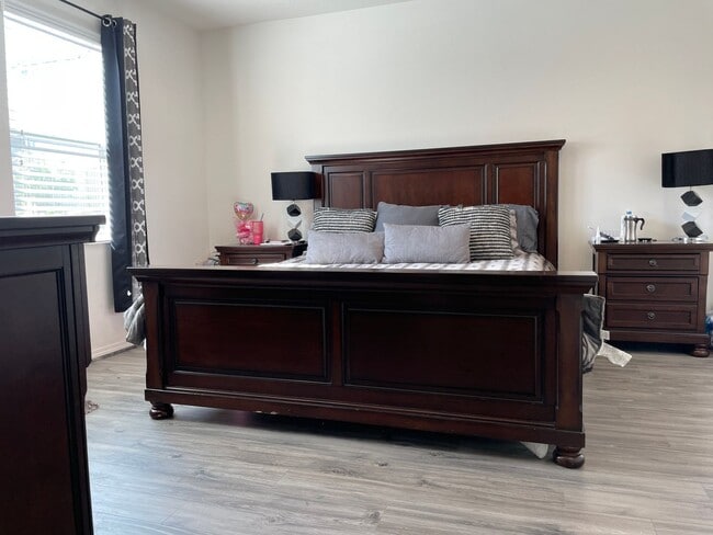 Building Photo - 3-Bedroom Hartford River Village Home with...