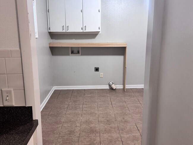 Building Photo - 3000 Springhill Rd