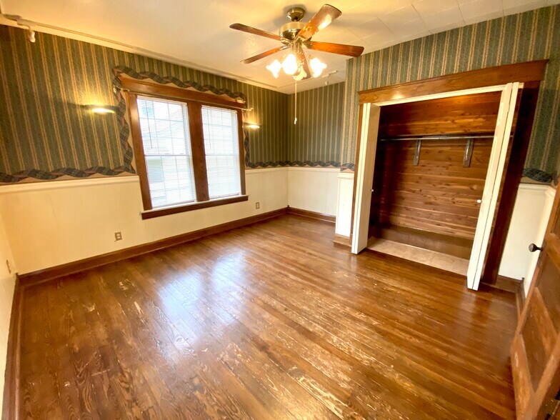 Building Photo - 837 Parkview St NE