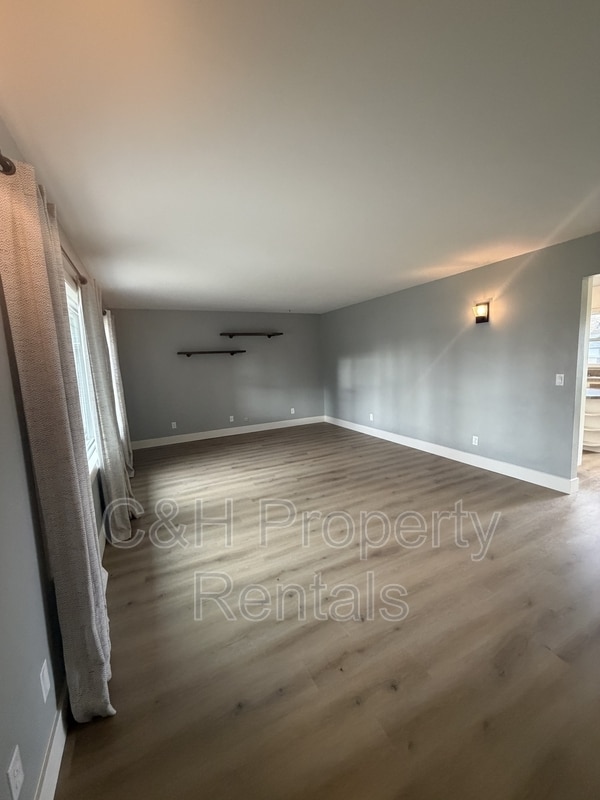 Building Photo - 915 Avenue F